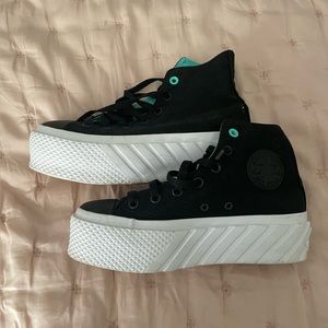 brand new converse, platformed worn once, in great condition size 8.